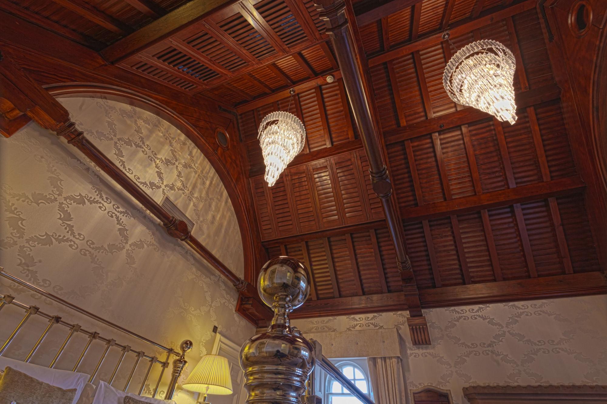 Fonab Castle Hotel Питлохри Экстерьер фото The ceiling of the staircase