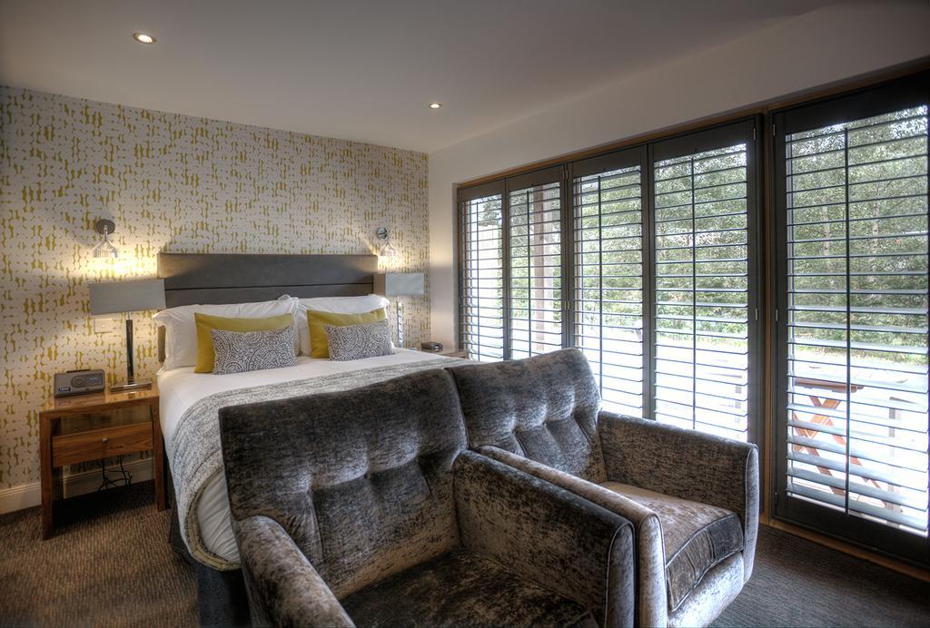 Fonab Castle Hotel Питлохри Экстерьер фото A bedroom at The Old Vicarage Hotel